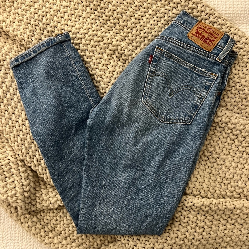 Distressed light blue 501 Levi’s